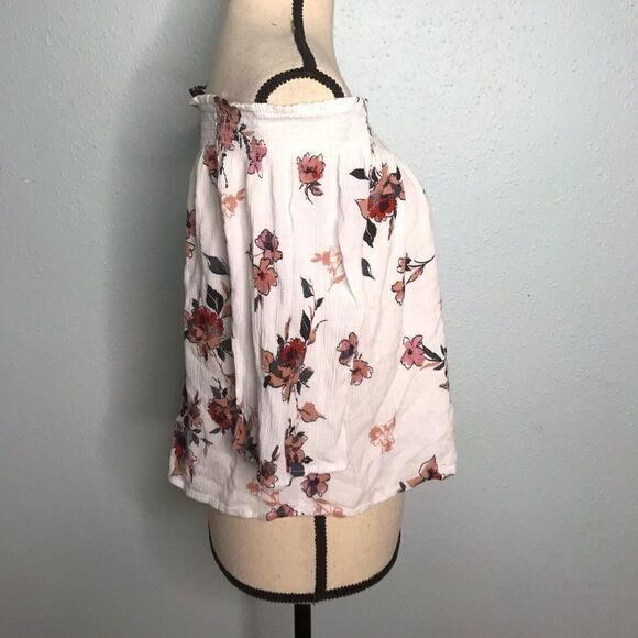 Adorable Floral Off the Shoulder Crop Top - Picture 4 of 8